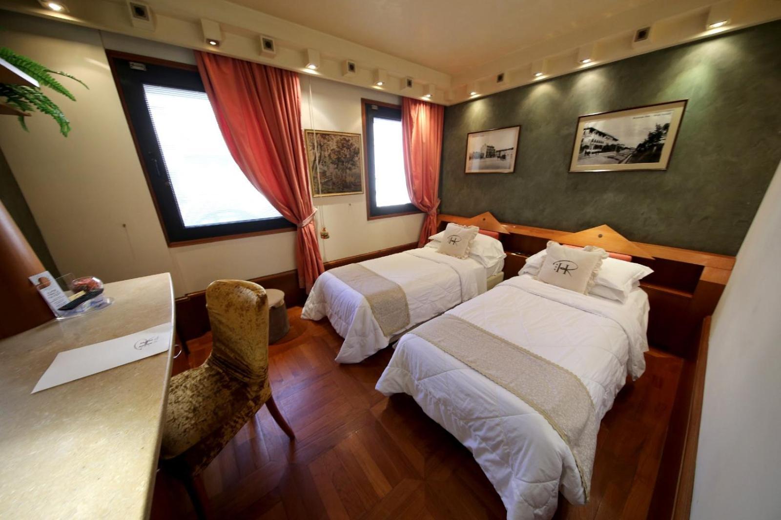 Hr Hotel Monfalcone Exterior photo